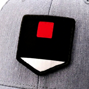 Étiquette de drapeau tissée noire brodée avec motif carré rouge, sans pli, autocollante, lavable, logo de marque pour vêtement, bord thermocoupé - Product Image 1