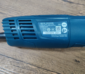 Meuleuse d'angle professionnelle <span class=keywords><strong>Bosh</strong></span> GWS 700 - 4 pouces (100 mm) 710 W pour le meulage, la découpe, le polissage du métal, du béton et de la pierre - Product Image 3