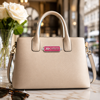 Plaque métallique professionnelle personnalisée en alliage de zinc émaillé brillant avec logo pour accessoires de sac à main