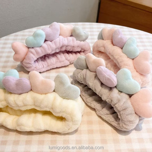 Fascia per Capelli Elastica in Morbido Pile Corallo con Design a Cuore per Bambine, Ideale per Lavare il Viso - Vendita all'Ingrosso - Product Image 1