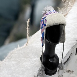 หมวกบีนนี่ไหมพรมลายแจ็คการ์ดคุณภาพเยี่ยม LANDBAS สำหรับผู้หญิง ฤดูหนาว ตกแต่งพู่ ปะหนัง พิมพ์ลายซิลิโคน - Product Image 2