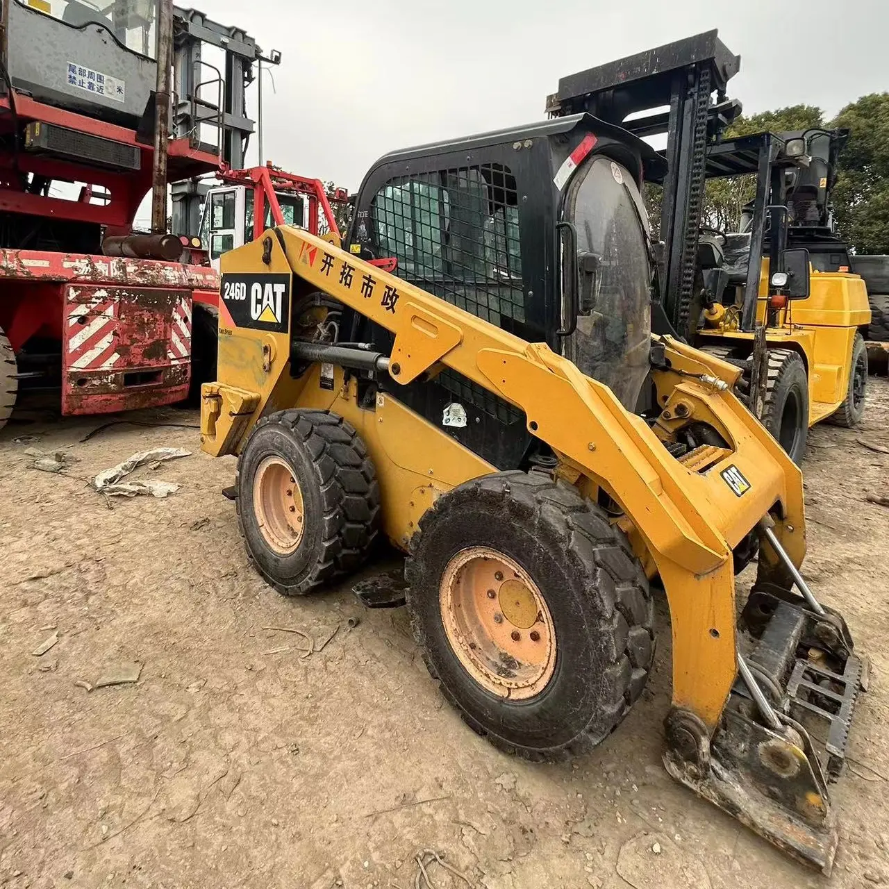 Caterpillar /CAT 246D Skip Steer Loader Bekas Tingkat Atas Baru 95% dengan Fungsi Kerja Sempurna Kualitas Bagus