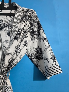 Bata Kimono de Algodón con Cuello en V y Estampado Floral para Mujer, Ropa de Dormir Cómoda y Transpirable, Hecha a Mano en India, para Damas de Honor - Product Image 1