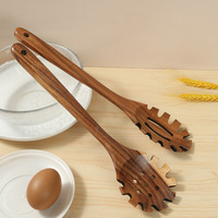 Cuillère à pâtes longue en bois d'acacia, spatule de cuisine écologique résistante à la chaleur et sans danger pour les aliments, idéale pour servir les pâtes.