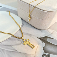 Collier pendentif de luxe en acier inoxydable, imitation perle, croix légère, visage plaqué or, creux, chaîne de clavicule, bijoux