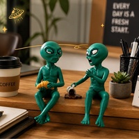 Nouveauté : Ensemble de figurines d'extraterrestres assis en résine, style européen amusant, avec croissant et café déversé, pour bureau, table et décoration intérieure