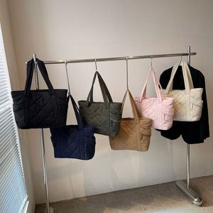 Sacs à main pour femmes, sacs fourre-tout en duvet rose pour les voyages et les courses en plein air, logo personnalisé - Product Image 2
