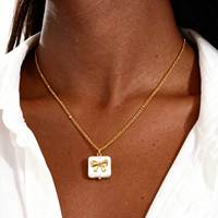 Collier tendance pour femme en acier inoxydable avec chaîne perlée, nœud et cœur plaqué or, imitation perle, idéal comme cadeau