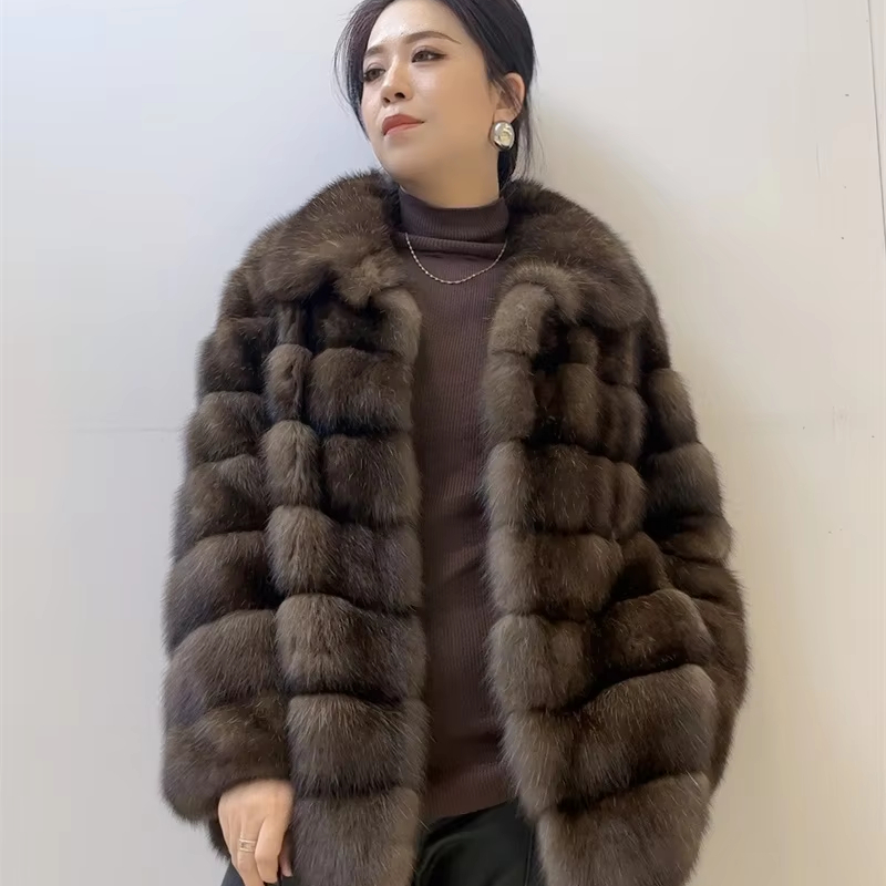 居心地の良いルックスのためにこれらのサーブルファーコートの