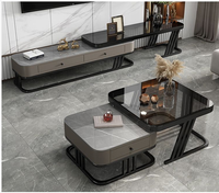 Table basse en verre simple du sol au plafond, meuble TV combiné, pour salon moderne en appartement compact, style dalle de roche