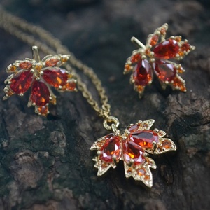 ชุดเครื่องประดับสแตนเลสสตีลชุบทอง 18K หรูหรา ประดับด้วยเพทายสีแดงและทับทิม ดีไซน์ใบเมเปิ้ลทันสมัย เหมาะสำหรับใส่ในชีวิตประจำวัน งานปาร์ตี้ หรือเป็นของขวัญ - Product Image 4