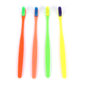 Cepillo de dientes de viaje colorido con mango de plástico y fácil de <span class=keywords><strong>llevar</strong></span> - Product Image 4