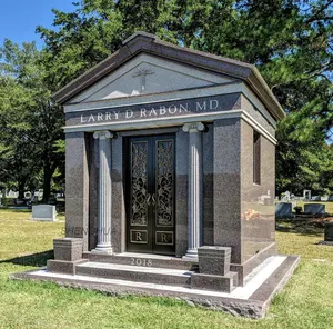 Mausolée de famille de pierre tombale de cimetière de conception de monument de granit sculpté à la main de luxe à vendre