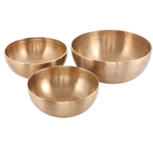 Bol chantant tibétain en laiton pur pour la méditation et la guérison sonore avec marteau de frappe, idéal pour l'équilibrage des chakras et la pratique du yoga - Product Image 1