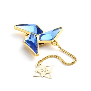 Badge métallique de luxe avec aimant, design moulin à vent et grand diamant bleu - Product Image 6