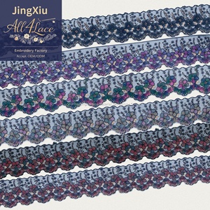 Dentelle florale brodée multicolore avec des fleurs 3D, des paillettes, un bord ondulé, organza de luxe 100% polyester - Product Image 4