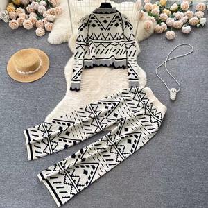 Nouvelles innovations en gros costumes pour femmes ensemble de 2 pièces col montant avec fermeture éclair chandails pour femmes rayé quotidien confortable pour femmes - Product Image 2