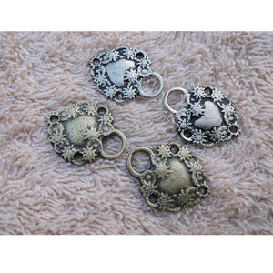 Ganchos de Metal para Dirndl con Diseño de Rosas de Cristal, Ganchos de Latón para Dirndl de Oktoberfest - Product Image 1