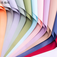 Papier d'emballage artisanal imperméable réutilisable double face enduit de PE pour les arrangements floraux d'anniversaire, panier à fleurs ouvert