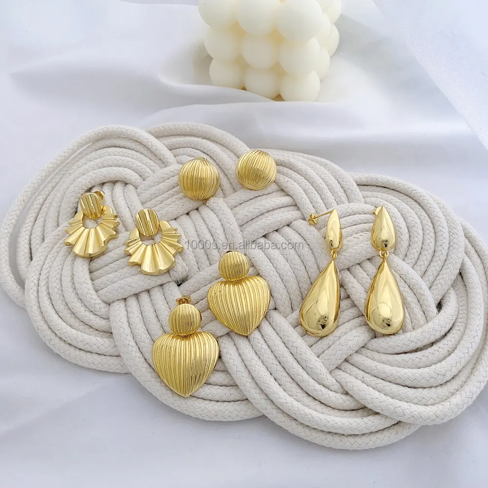 Großhandel Messing-Ohrringe Herzform mit 18K Gold vergoldet Stollen Ohrring modisches Design für Damen Mädchen Mode Schmuck