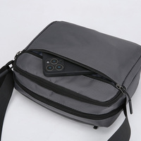 Sac à bandoulière multi-zippé en nylon imperméable pour homme avec logo personnalisé - Style bandoulière pour le sport et les voyages en plein air