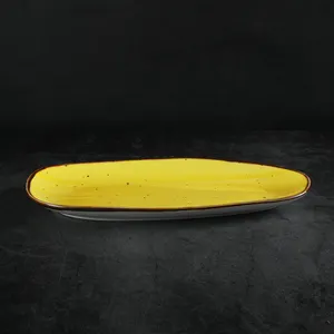 Handbemalte rustikale Glasur gelbe Farbe Küche Keramikteller-Set Geschirr mit Speckeln für Restaurant Porzellan-Geschirr-Set