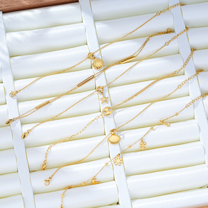 สร้อยข้อมือแบบ T Bar Charm ขายส่ง สร้อยข้อมือแบบมีตัวล็อคสั่งทำได้ วัสดุสแตนเลส 316L ชุบทอง 18K PVD - Product Image 1