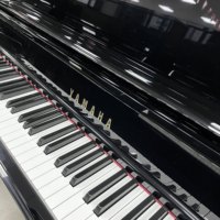   UX10A avec support en forme de X, excellent son et toucher, piano acoustique professionnel