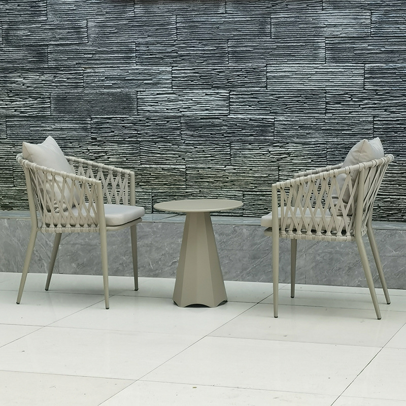 2 chaises standard + table basse 45 en forme de diamant