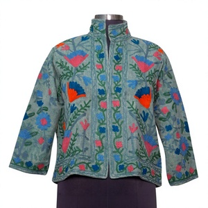 Veste courte respirante en tricot matelassé Suzani brodé à la main d'Inde, style bohème, broderie florale, tissu TNT, doublure en coton - Product Image 1