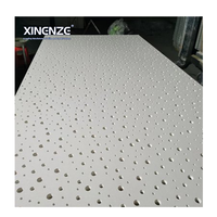 Plaque de plafond en plâtre moderne perforée Faux plafond 2x2 Carreaux acoustiques Imperméables avec surface en papier