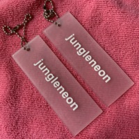 Étiquette suspendue transparente pour vêtements avec logo 3D en relief non toxique, étiquette en silicone transparente personnalisée pour vêtements