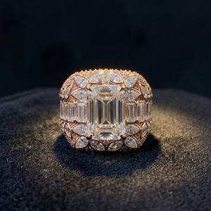 Bague de luxe unisexe en argent sterling 92,5 % plaqué rhodium, sertie de moissanite taille émeraude VVS, certifiée par un tiers, idéale comme cadeau - Product Image 1