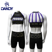 Tenues d'entraînement de cheerleading avec un design imprimé fantaisie, logo sublimé, hauts de danse et shorts personnalisés élégants