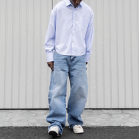 Chemise boutonnée pour homme, coupe ample, style preppy streetwear, à manches longues, avec logo personnalisé, rayures fines bleues et blanches, ourlet court et broderie.