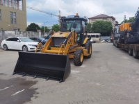 Chargeuse-pelleteuse d'occasion Caterpillar 420D 4x4 TLB d'origine japonaise avec bras télescopique et godet 4-en-1 pour travaux routiers, en stock