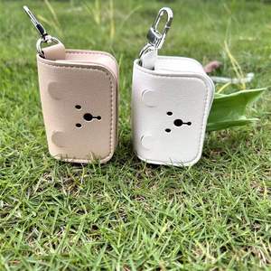Bolsa de Almacenamiento para Excrementos de Mascotas con Diseño Coreano, Cierre de Cremallera, Portátil y Colgable, de Cuero - Product Image 4