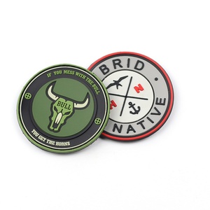 Patchs en PVC souple 3D personnalisés en forme de logo, badges en plastique avec dos adhésif - Product Image 1