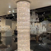 Lustre en cristal en cascade à colonnes rondes, luminaire suspendu vertical personnalisé pour hall d'hôtel, villa, plafond haut, escalier