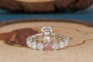 Bague solitaire élégante et éclatante avec tige style éternité, diamants ronds roses gradués, bijoux faits main, étincelants et intemporels - Product Image 2