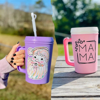 Logo personnalisé Gobelets en paille en plastique isolés de grande capacité Gobelet à eau en PP de style camionneur Mega Mug à double paroi avec poignée et couvercle