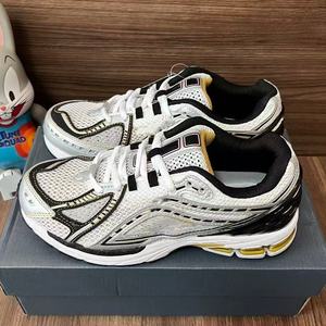 Chaussures de sport élégantes et simples à surface en filet, conçues par des experts de premier plan, avec des caractéristiques de qualité supérieure et respirantes - Product Image 1