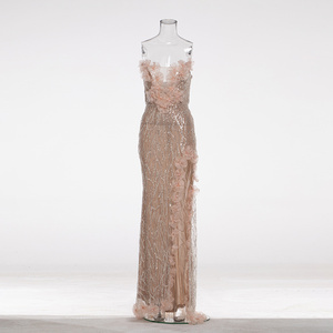 Pezzo di Alta Moda Dove le Texture Morbide Convertono la Forza Attraverso l'Imperfezione Intenzionata - Product Image 2