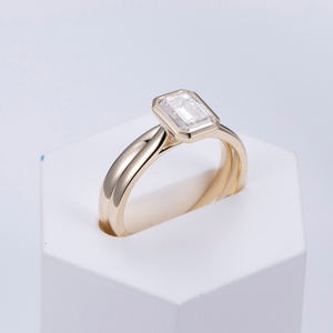 Ensemble de bague en or jaune massif 14 carats avec diamant de laboratoire taille émeraude 1 carat pour un cadeau d'anniversaire ou de fiançailles - Product Image 2