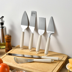 Pala <span class=keywords><strong>per</strong></span> Pizza e Torte in Acciaio Inox con Manico in Silicone e <span class=keywords><strong>Denti</strong></span> Multifunzione <span class=keywords><strong>per</strong></span> Tagliare - Product Image 4