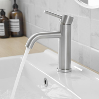 Traitement professionnel et production d'évier de robinet de cuisine à eau chaude et froide rotatif à 360 degrés