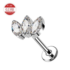 Piercing de Labio de Titanio F136 con Zirconia en Forma de Trébol, Aleación de Titanio G23 con Rosca Interna - Product Image 1