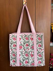 Bolso Tote de Viaje Acolchado a Mano con Múltiples Parches, Hermoso Bolso de Compras para Mujer, Hecho a Mano con Tela de Algodón Kantha, Lavable - Product Image 4