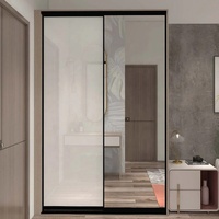 Armoire à portes coulissantes avec finition laquée lisse moderne, portes miroir pleine longueur