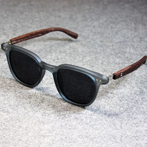 Gafas de Sol Vintage con Marco Grande Color Verde Azulado, Gafas de Sol con Diseño de Madera para Hombre - Product Image 1